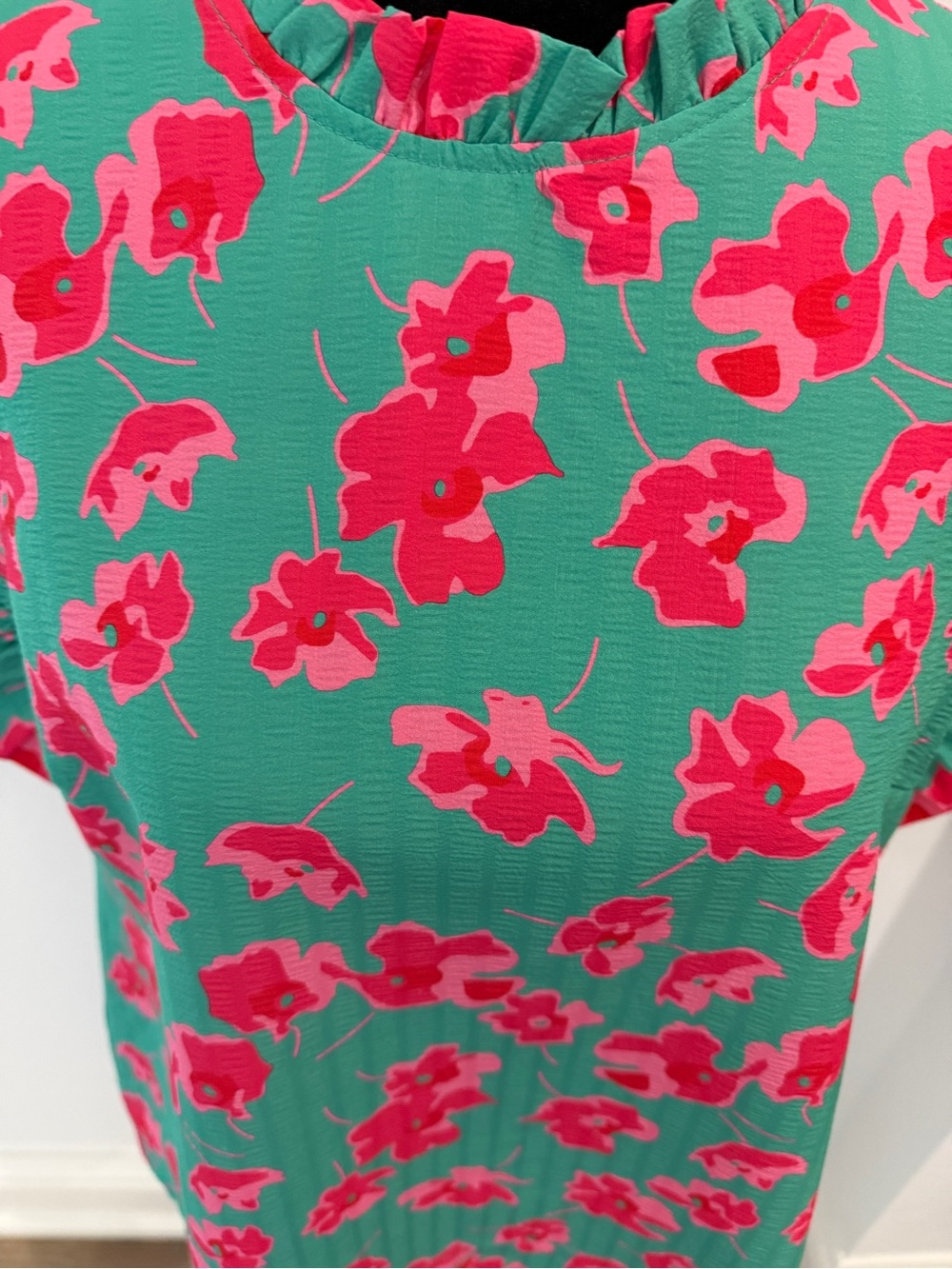 Boutique sleeveless top mock neck ! Excellent condition - Picture 5 of 9